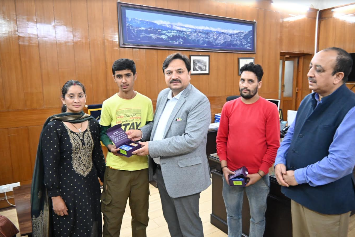 जिला उपायुक्त ने जरूरतमंदों को वितरित किए गए श्रवण यंत्र