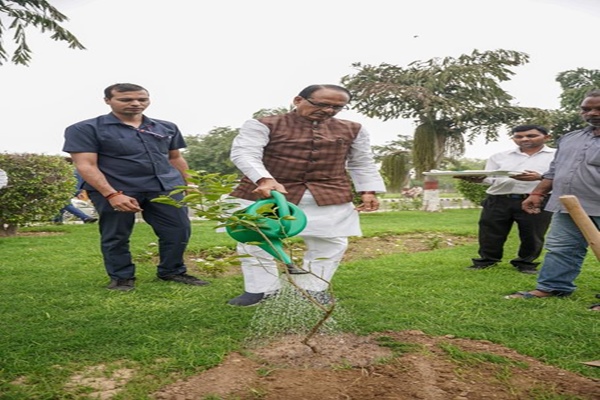 कृषि और किसान कल्‍याण मंत्री शिवराज सिंह चौहान ने प्रतिदिन एक पौधा लगाने के संकल्प के साथ पौधारोपण किया