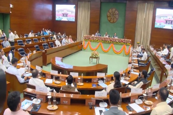 कल से शुरू हो रहे संसद के बजट सत्र से पहले सरकार ने दोनों सदनों की कार्यवाही का सुचारू संचालन सुनिश्चित करने के लिए आज सर्वदलीय बैठक बुलाई