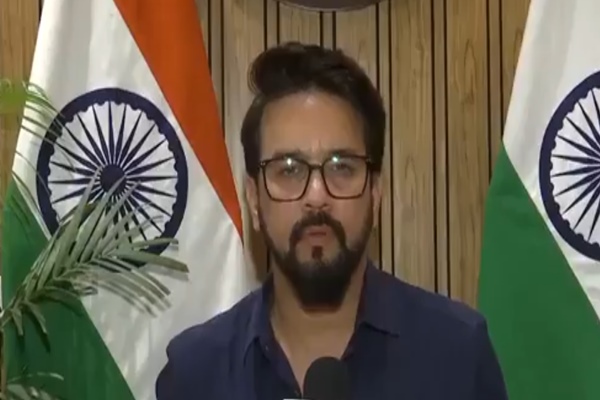 भारतीय जनता पार्टी सांसद अनुराग सिंह ठाकुर ने आज कांग्रेस की आलोचना करते हुए कहा कि यह पार्टी संविधान का अपमान करती है