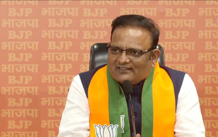 दिल्ली के पूर्व मंत्री और आम आदमी पार्टी (आप) विधायक राज कुमार आनंद तथा विधायक करतार सिंह तवंर भी आज भाजपा में शामिल