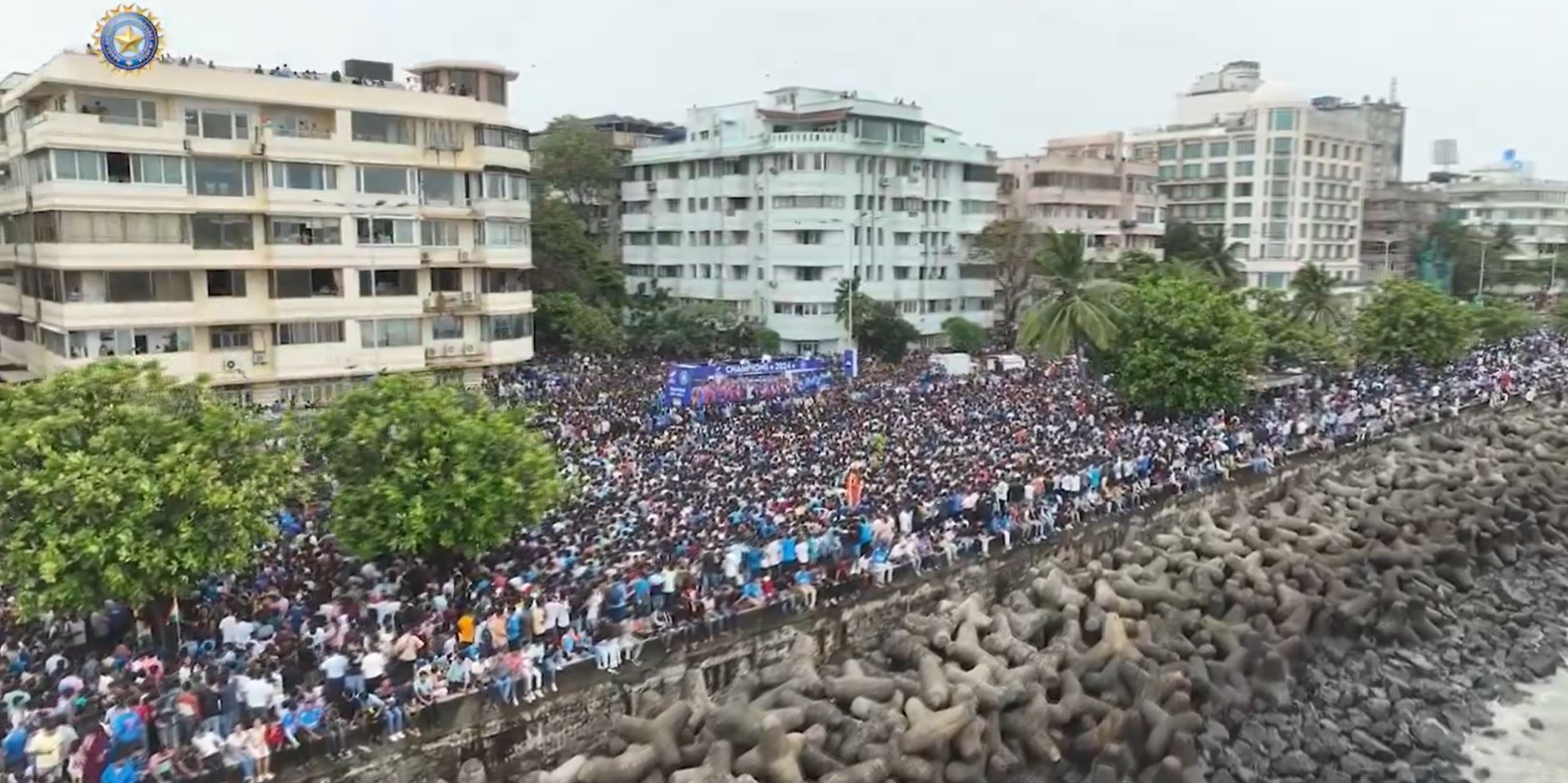 विजेता टीम का मुंबई में गर्मजोशी से स्वागत, सड़क पर उमड़ा प्रशंसकों का सैलाब