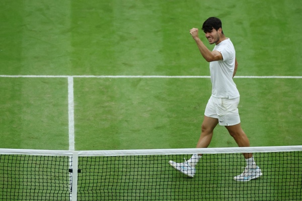 Defending champion Carlos Alcaraz beats Daniil Medvedev to return to Wimbledon final