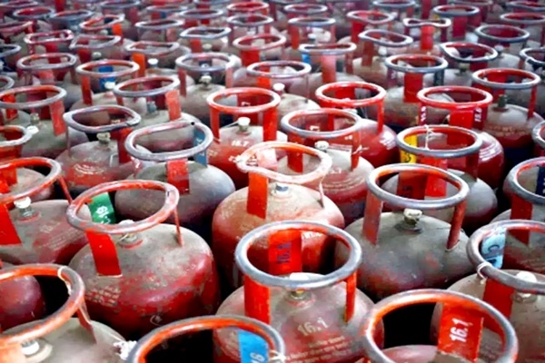 Oil marketing companies reduce prices of commercial LPG gas cylinders by 30 rupees