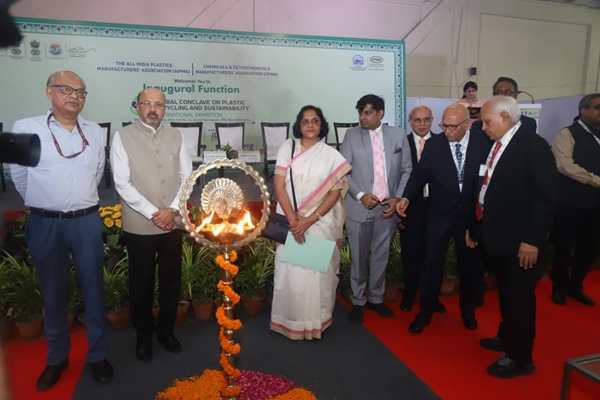 रसायन और पेट्रो केमिकल्स सचिव निवेदिता शुक्ला वर्मा ने प्लास्टिक का पुन: उपयोग और स्थिरता पर वैश्विक सम्‍मेलन और अंतर्राष्ट्रीय प्रदर्शनी का उद्घाटन किया