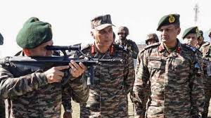लष्करप्रमुख जनरल उपेंद्र द्विवेदी यांनी काश्मीर खोऱ्यात नियंत्रण रेषेजवळच्या भागांना दिली भेट
