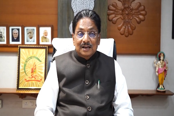 गुजरात सरकार ने राज्‍य सरकार की ओर से संचालित 13 चिकित्‍सा महाविद्यालयों में शुल्‍क घटाने की घोषणा की