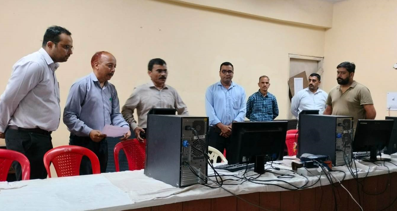 हमीरपुर उपचुनाव के लिए भारत निर्वाचन आयोग द्वारा नियुक्त पर्यवेक्षक संदिग्ध मामलों पर रखें हैं कड़ी नजर