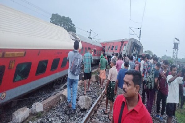 झारखंड में हावड़ा-मुंबई रेल दुर्घटना के बाद राहत और बचाव कार्य पूरा, रेलवे ने मृतकों के परिजनों को 10 लाख और गंभीर रूप से घायलों को 5 लाख रुपये देने की घोषणा की