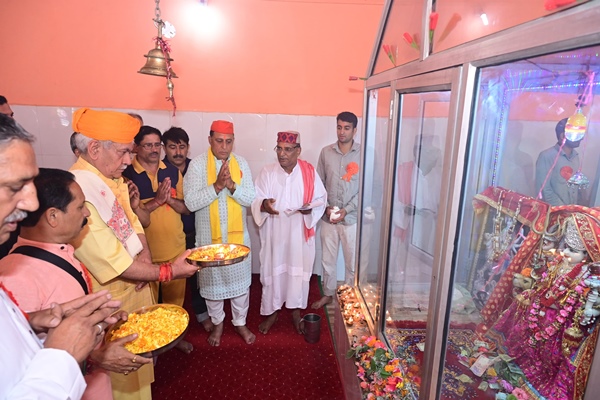 J&K: LG  Manoj Sinha pays obeisance at Mata Sidhlakshmi Asthapan,on auspicious occasion of ‘Haar Bah