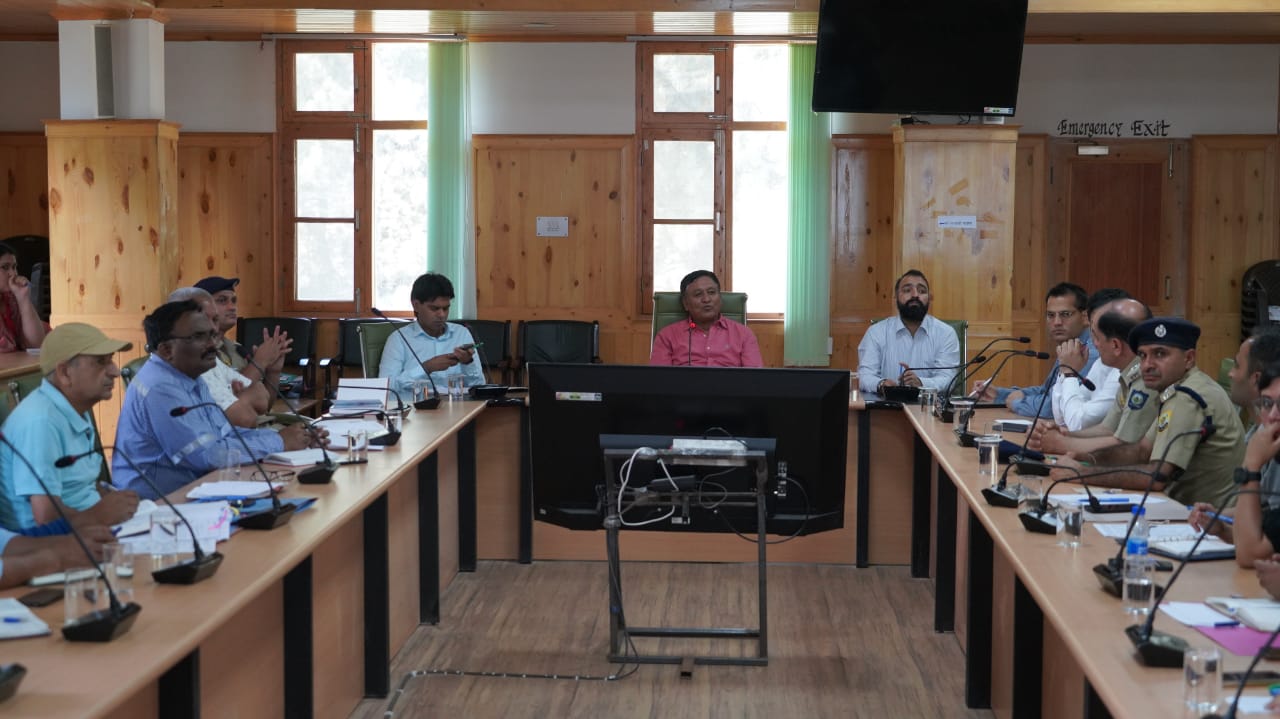 राजस्व मंत्री जगत सिंह नेगी ने किन्नौर जिला के आई.टी.डी.पी भवन के सम्मेलन कक्ष में जिला आपदा प्रबंधन प्राधिकरण के अधिकारियों की बैठक ली