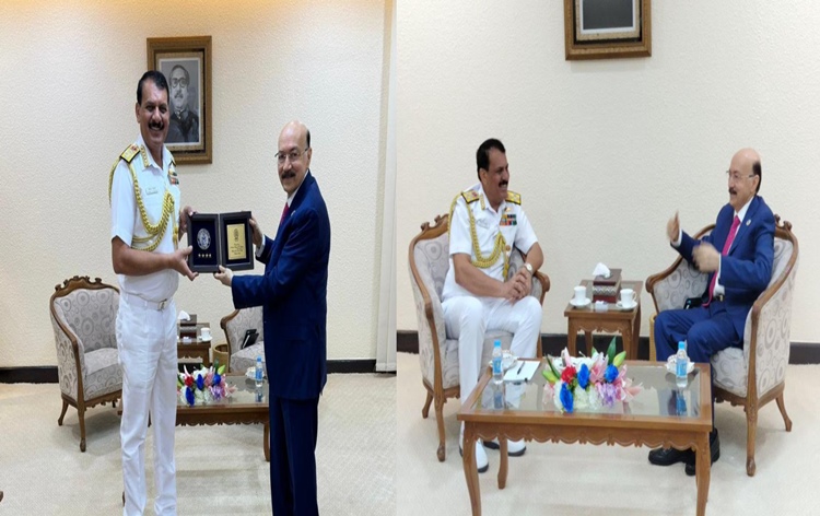 भारत के नौसेनाध्यक्ष एडमिरल दिनेश के त्रिपाठी ने ढाका में बांग्लादेश के प्रधान मंत्री के सुरक्षा सलाहकार साथ बातचीत की