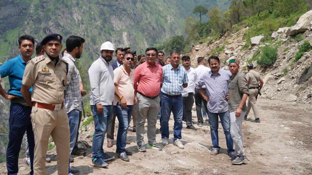राजस्व मंत्री जगत सिंह नेगी ने गत रात राष्ट्रीय उच्च मार्ग-05 में निगुलसरी के समीप बाधित हुई सड़क का औचक निरीक्षण किया