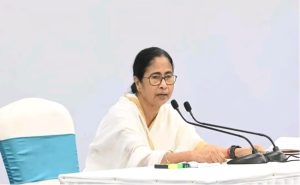 पश्चिम बंगाल की मुख्‍यमंत्री ममता बनजी ने आज नबन्‍ना में राज्‍य सचिवालय में एक प्रशासनिक बैठक की अध्‍यक्षता की।