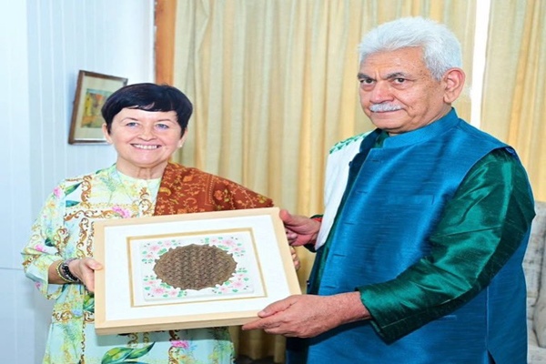 भारत में चेक गणराज्य की राजदूत एलिस्का ज़िगोवा ने जम्मू-कश्मीर के उप-राज्यपाल मनोज सिन्हा से कल श्रीनगर में भेंट की