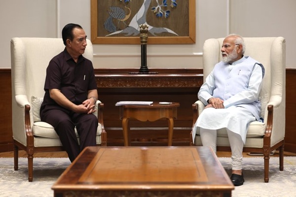 मिजोरम के मुख्‍यमंत्री लालदुहोमा ने आज प्रधानमंत्री नरेन्‍द्र मोदी से नई दिल्‍ली में उनके आवास पर मुलाकात की