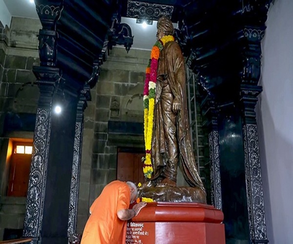 प्रधानमंत्री नरेन्‍द्र मोदी ने स्वामी विवेकानंद की पुण्यतिथि पर श्रद्धांजलि अर्पित की