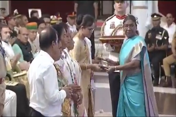 राष्ट्रपती द्रौपदी मुर्मू यांच्या हस्ते शौर्य पदकांचं वितरण