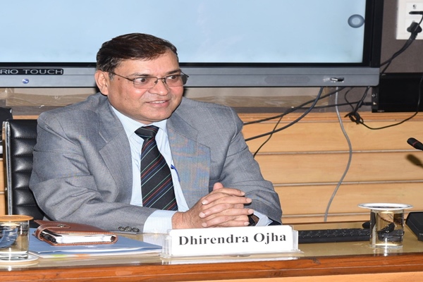 انڈین انفارمیشن سروس کے سینئر افسر دِھیریندر اوجھا کو پریس انفارمیشن بیورو PIB کا ڈائریکٹر جنرل مقرر کیا