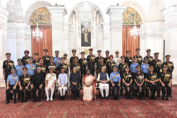 President Murmu presents 94 Distinguished Service Awards