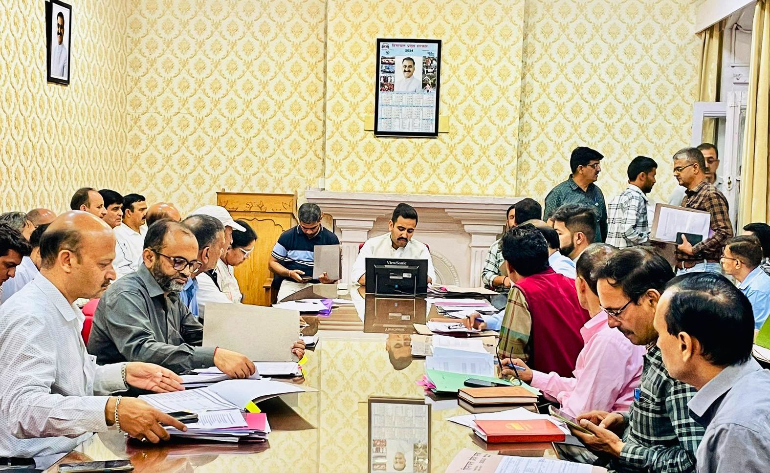 लोक निर्माण मंत्री विक्रमादित्य सिंह ने समीक्षा बैठक की अध्यक्षता की