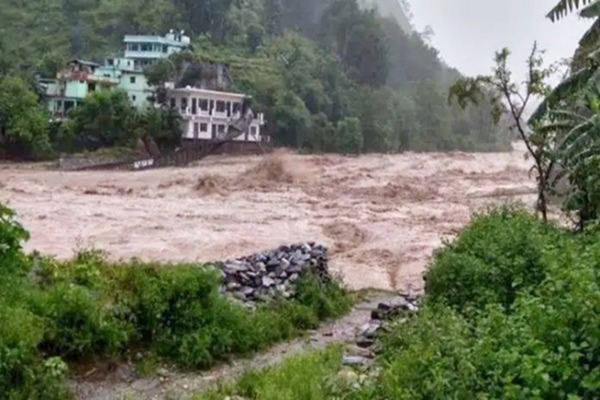 मौसम विभाग ने उत्तराखंड और पूर्वोत्‍तर  के अधिकतर हिस्सों में मूसलाधार बारिश का रेड अलर्ट जारी किया