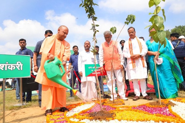 मुख्यमंत्री योगी आदित्यनाथ ने एक पेड़ मां के नाम अभियान से प्रेरणा लेते हुए बड़े पैमाने पर वृक्षारोपण अभियान शुरू किया