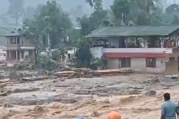 वायनाड में भूस्खलन से लोगों की मौतों पर राष्ट्रपति और उपराष्ट्रपति ने व्यक्त किया गहरा शोक