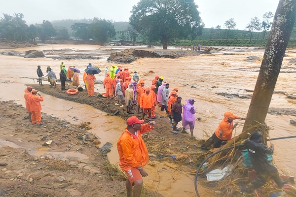 केरळमधे वायनाड इथं झालेल्या दुर्घटनेतल्या मृतांची संख्या दोनशेच्या वर