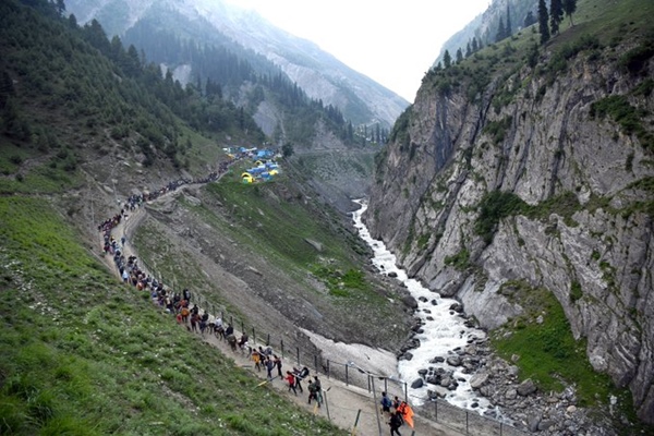 अमरनाथ जी यात्रा के लिए जम्मू के भगवती नगर आधार शिविर से तीर्थयात्रियों का एक और जत्था रवाना