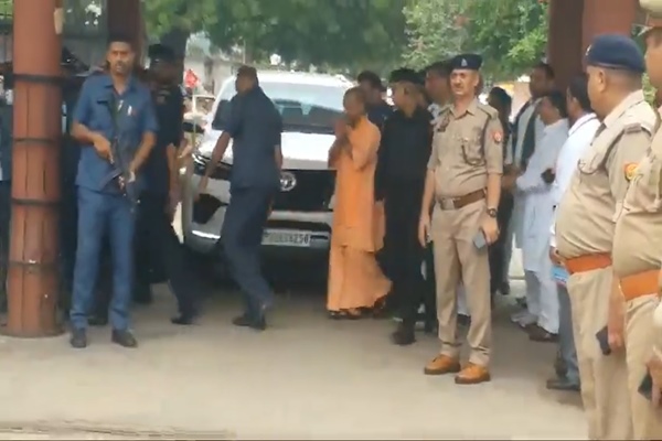 मुख्यमंत्री योगी आदित्यनाथ ने बस्ती में मंडलीय समीक्षा बैठक की