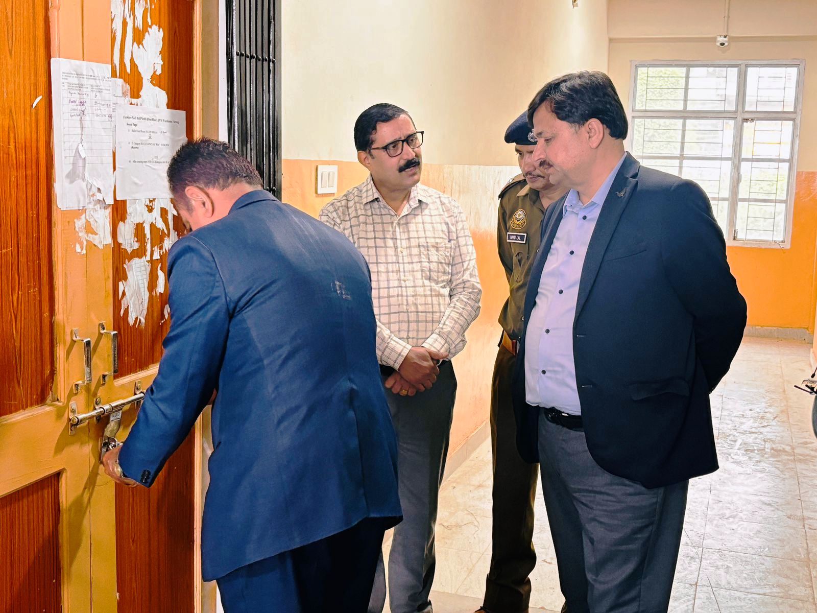 जिला निर्वाचन अधिकारी अनुपम कश्यप ने फागु स्थित ईवीएम वेयरहाउस का निरीक्षण किया