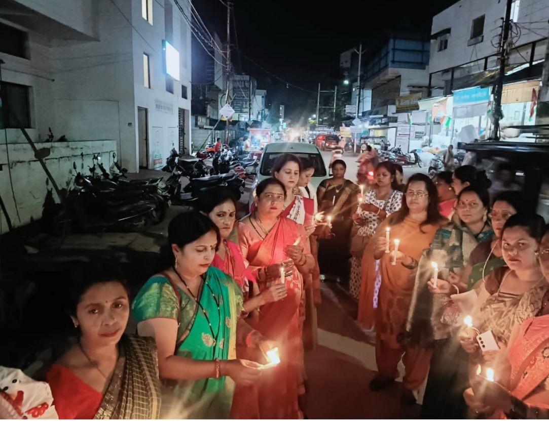 पश्चिम बंगाल में एक महिला डॉक्टर से हुई दुष्कर्म के विरोध में भारतीय जनता पार्टी की महिला मोर्चा ने छत्तीसगढ़ में प्रदर्शन किया