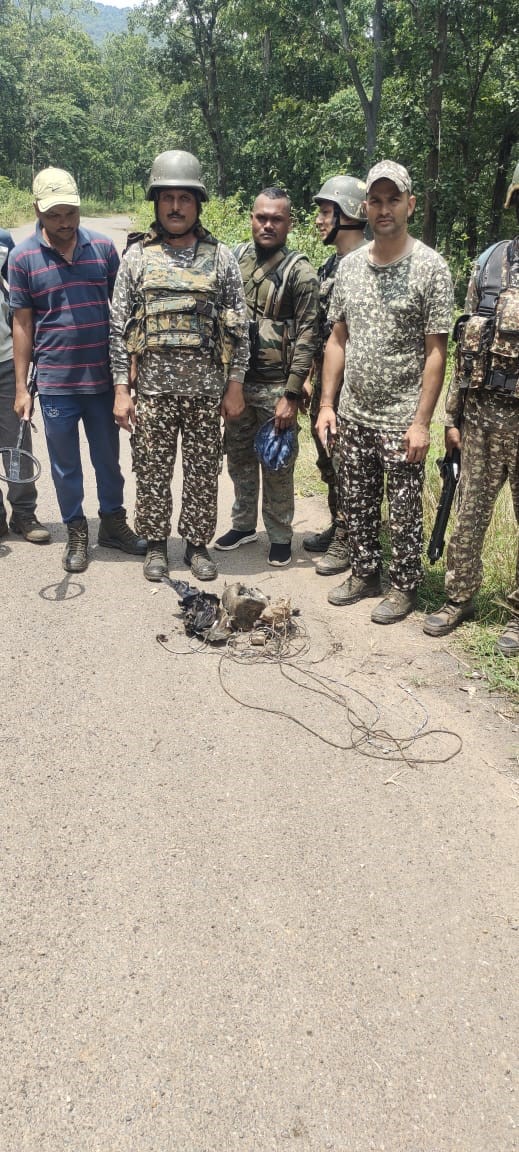 रायणपुर जिले के धनोरा थाना क्षेत्र में सुरक्षा बलों ने दो-दो किलो वजन के दो आईईडी बरामद किए हैं