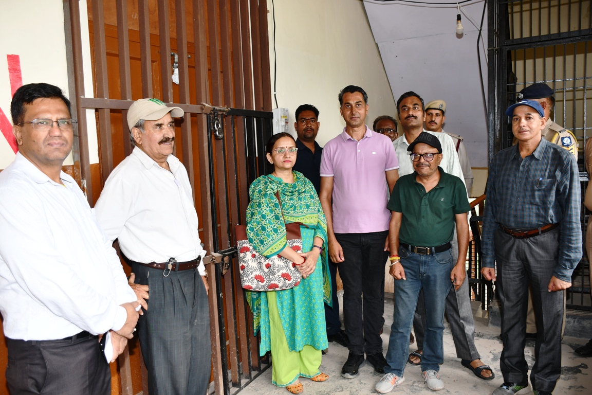 ई.वी.एम. को कथेड स्थित वेयर हाउस में तहसीलदार सोलन (निर्वाचन) ऊषा चौहान की देखरेख में स्थानांतरित किया गया