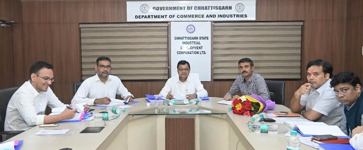 वाणिज्य और उद्योग मंत्री लखनलाल देवांगन ने छत्तीसगढ़ राज्य औद्योगिक विकास निगम-सीएसआईडीसी की बैठक ली