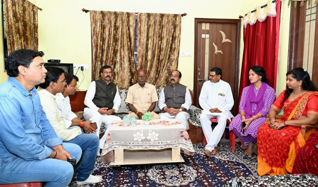 उपमुख्यमंत्री अरुण साव ने पिछले दिनों विस्फोट में मारे गए जवान भरत साहू के परिजनों से मुलाकात की