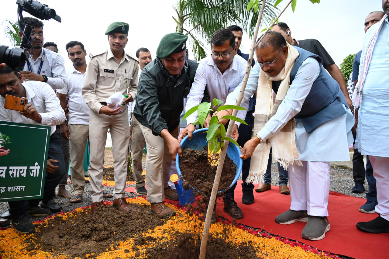 मुख्यमंत्री विष्णुदेव साय ने ‘एक पेड़ मां के नाम’ महावृक्षारोपण अभियान की शुरुआत की