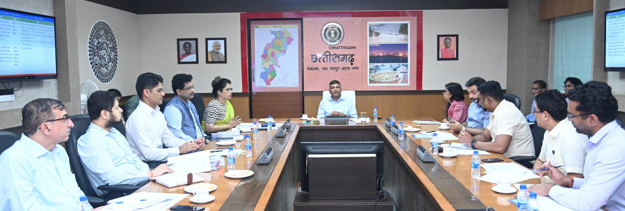 छत्तीसगढ़ के मुख्य सचिव अमिताभ जैन ने कल मंत्रालय में बस्तर संभाग के कांकेर, दंतेवाड़ा, नारायणपुर, बीजापुर और सुकमा जिले में शासन की महत्वाकांक्षी योजना नियद नेल्लानार की समीक्षा की