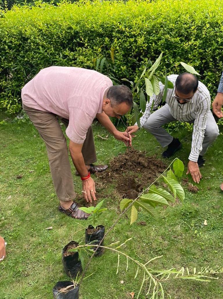 ‘एक पेड़ मां के नाम’ अभियान के तहत आज छत्तीसगढ़ के नवा रायपुर स्थित जेल मुख्यालय परिसर में पौधारोपण कार्यक्रम का आयोजन किया गया