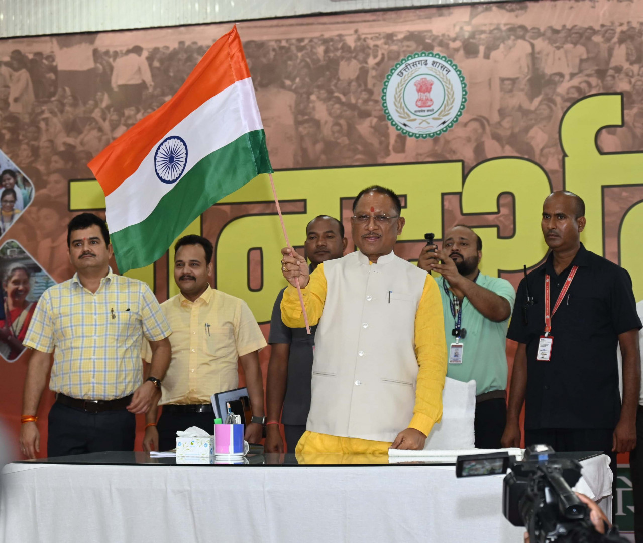 मुख्यमंत्री विष्णुदेव साय ने लोगों को राष्ट्रीय ध्वज तिरंगा वितरित कर ‘‘हर घर तिरंगा’’ अभियान की शुरूआत की