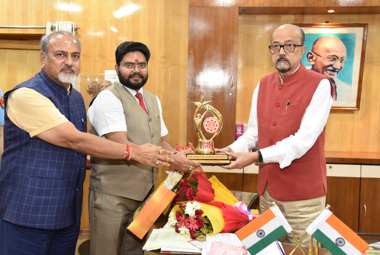 राज्यपाल रमेन डेका से पंडित रविशंकर शुक्ल विश्वविद्यालय रायपुर के कुलपति प्रोफेसर सच्चिदानंद शुक्ला ने की मुलाकात