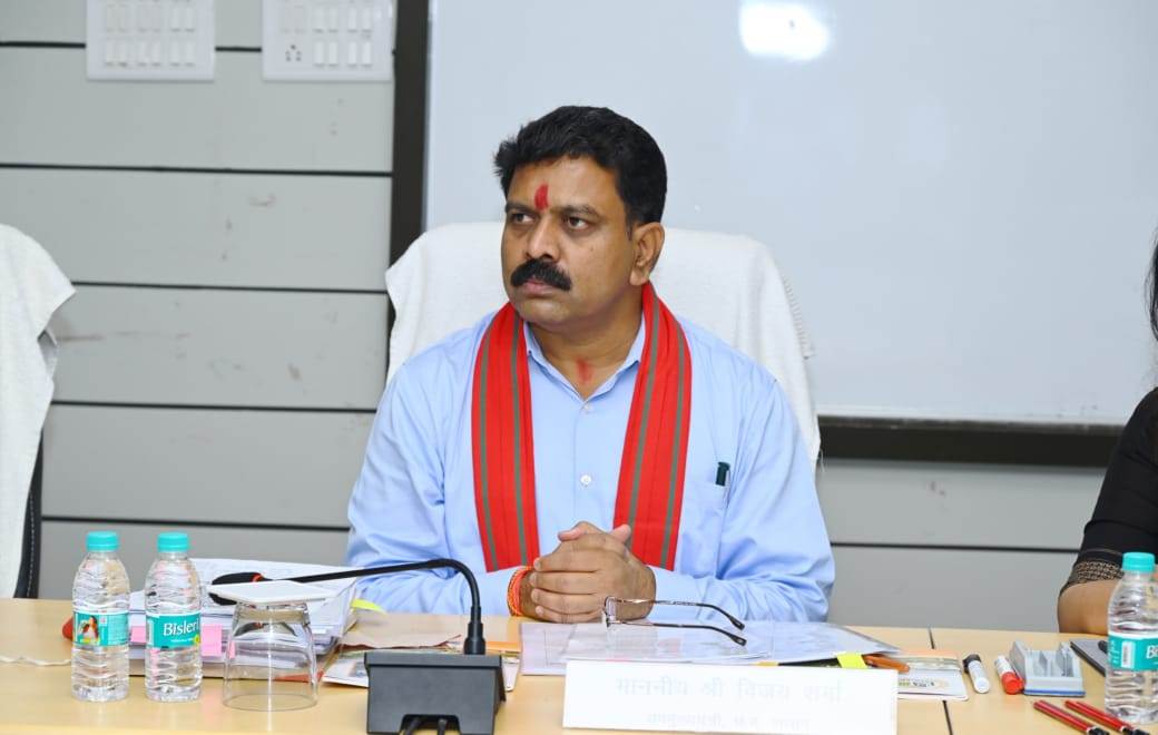 उपमुख्यमंत्री विजय शर्मा ने प्रधानमंत्री आवास योजना के तहत आवास निर्माण कार्यों में तेजी लाने के निर्देश दि