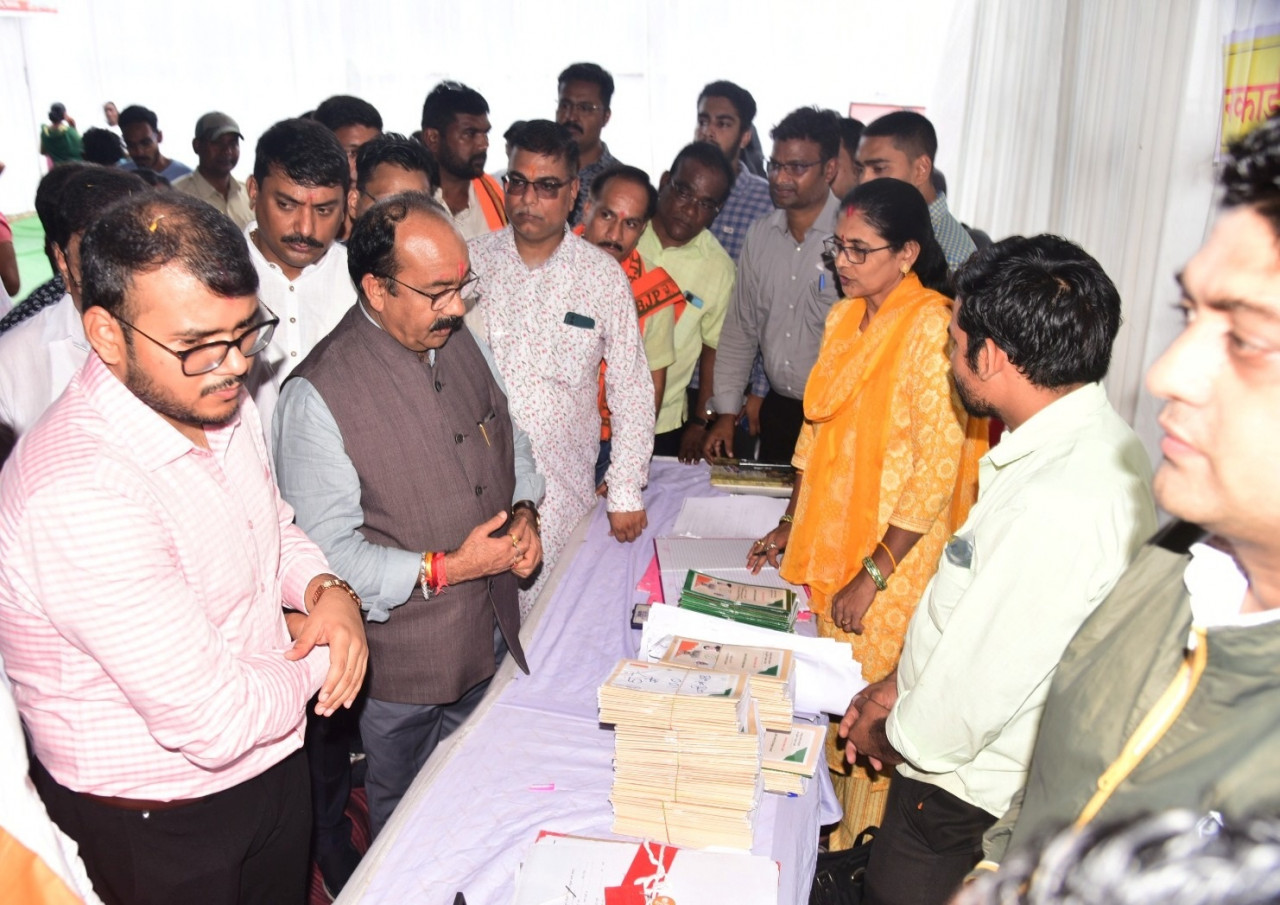 सभी नगरीय निकायों में सत्ताईस जुलाई से दस अगस्त तक आयोजित जनसमस्या निवारण पखवाड़े में लगभग एक लाख बारह हजार आवेदन प्राप्त हुए