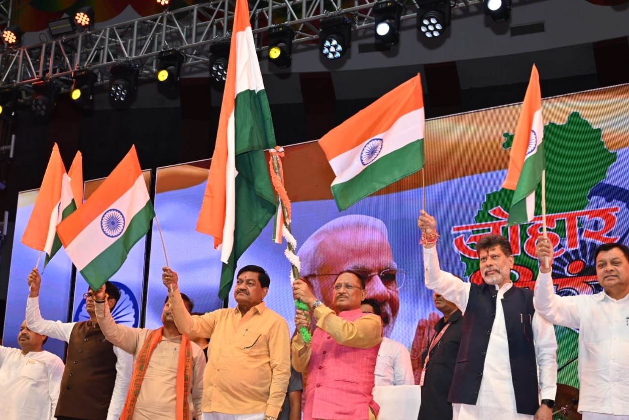 मुख्यमंत्री विष्णुदेव साय कल 13 अगस्त को रायपुर के इंडोर स्टेडियम में आयोजित ‘जोहार तिरंगा कार्यक्रम’ में शामिल हुए