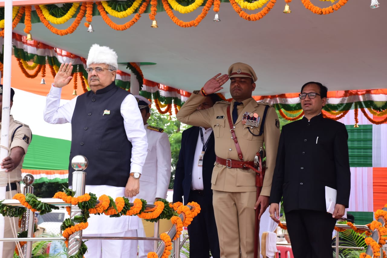 अरुण साव ने बिलासपुर और विजय शर्मा ने बस्तर जिला मुख्यालय में तिरंगा फहराया
