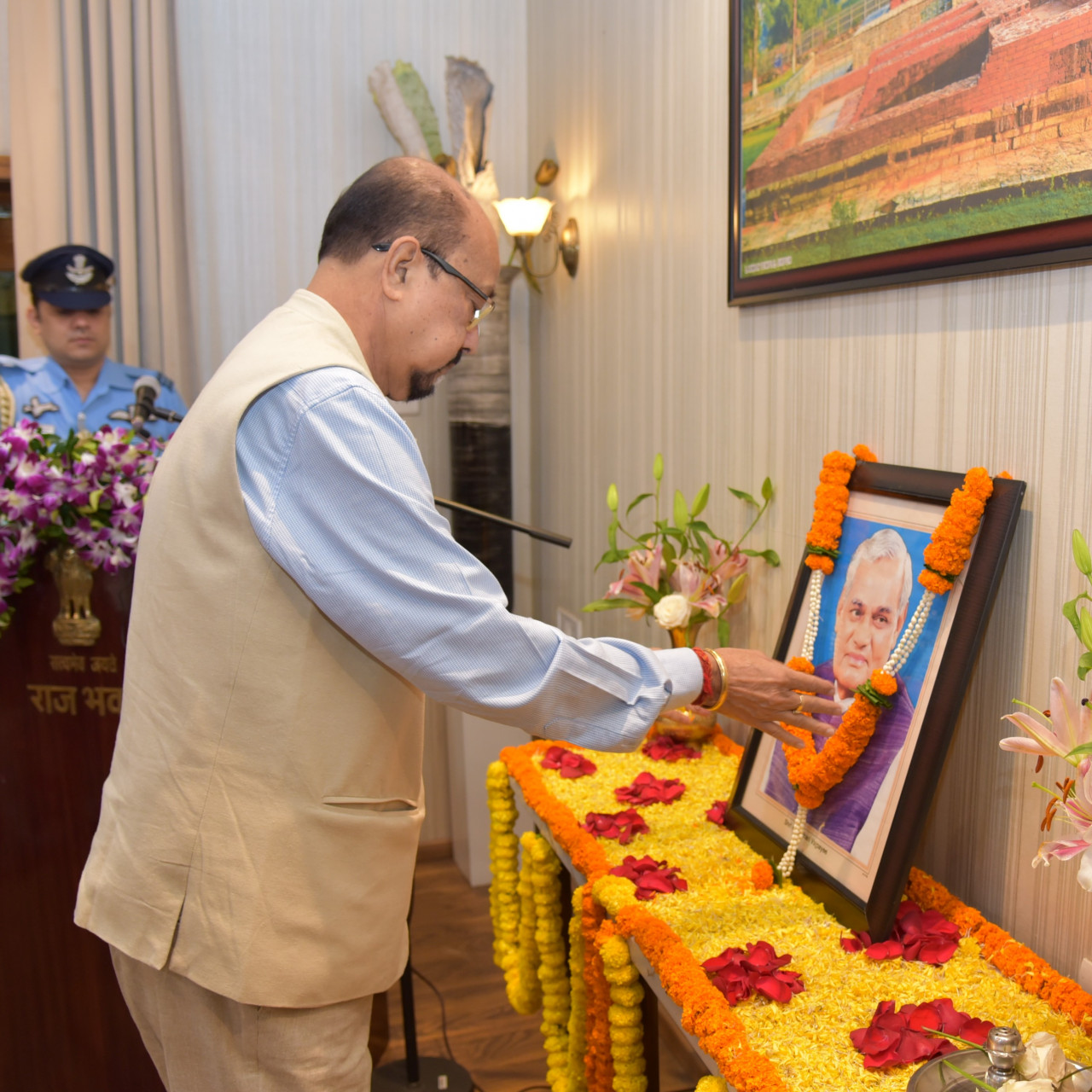 प्रदेश के राज्यपाल रमेन डेका ने पूर्व प्रधानमंत्री भारत रत्न स्वर्गीय अटल बिहारी वाजपेयी की पुण्यतिथि पर उन्हें भावभीनी श्रद्धांजलि अर्पित की