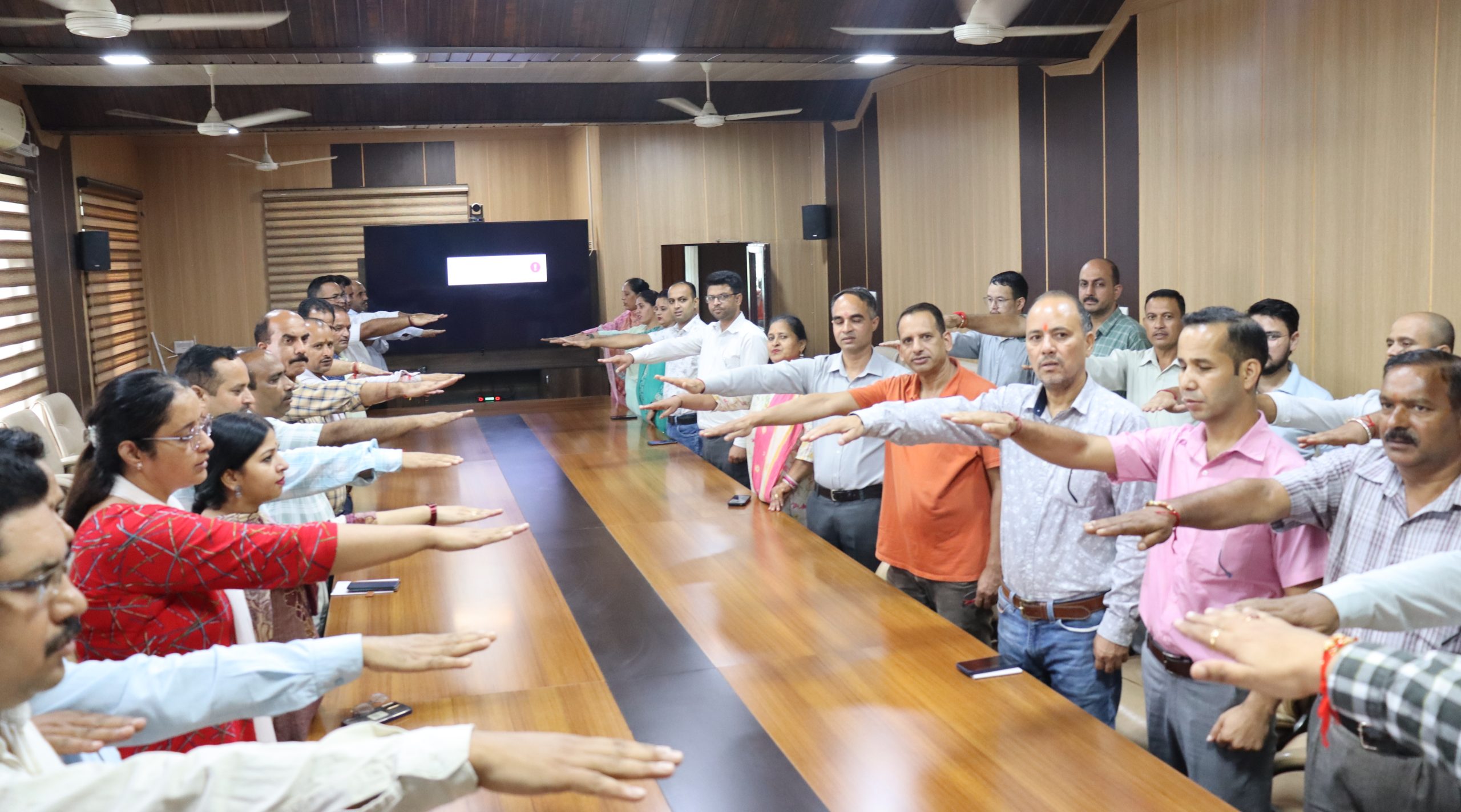 सहायक आयुक्त गौरव महाजन ने उपायुक्त कार्यालय के सभागार में अधिकारियों एवं कर्मचारियों को  सदभावना  शपथ दिलवाई