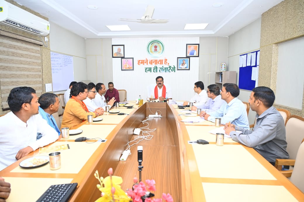 उपमुख्यमंत्री विजय शर्मा ने आज रायपुर में संस्कृति और पुरातत्व विभाग तथा कबीरधाम जिले से आए नागरिकों और पुजारी के साथ भोरमदेव मंदिर के जीर्णोद्धार के संबंध में बैठक ली