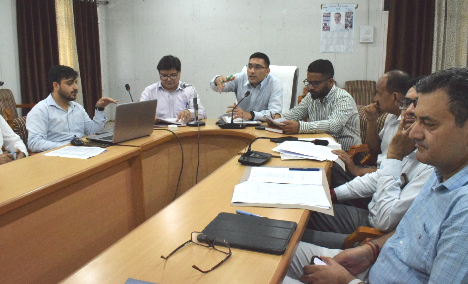 उपायुक्त मुकेश रेपसवाल ने कहा कि नगर परिषद चंबा के तहत विभिन्न वार्डों में कूड़ा-कचरे के हॉटस्पॉट वाले स्थानों में उचित साफ़-सफाई एवं निगरानी व्यवस्था सुनिश्चित बनाई जाए